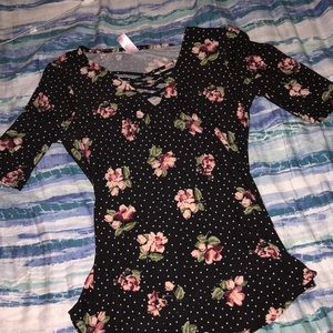 Soft medium sleeve top with flower pattern